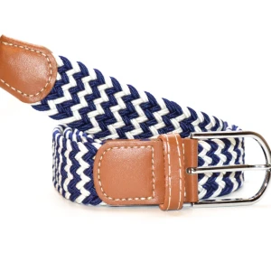 Flätat bälte - Blå, Vit - Montore’s flätade bälte som även är känt som ”grisch bältet” är ett stilrent elastikt bälte. Tack vare att det är elastiskt så finns inga färdiga hål som i ett traditionellt bälte och det gör att det passar alla. Bältet är ca 105cm långt. Vid fler frågor eller funderingar så är du varmt välkommen att höra av dig!