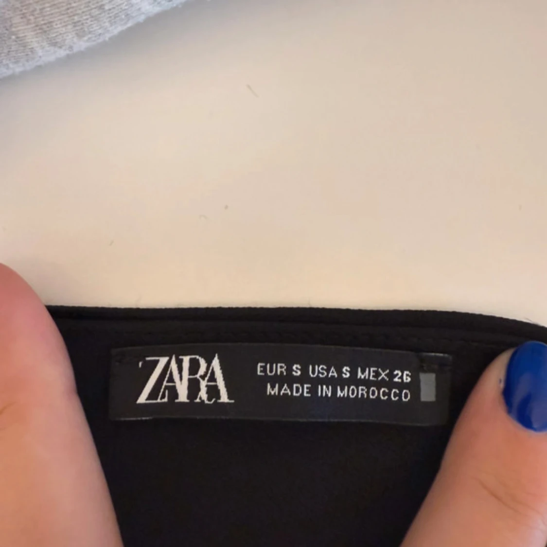 Svart oneshoulder topp från Zara - 3