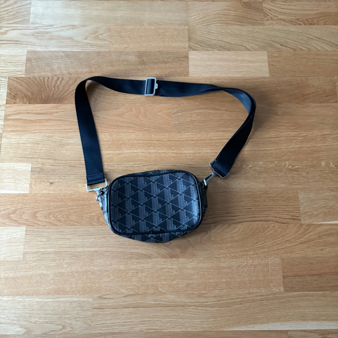 Svart axelväska från Lacoste - 1