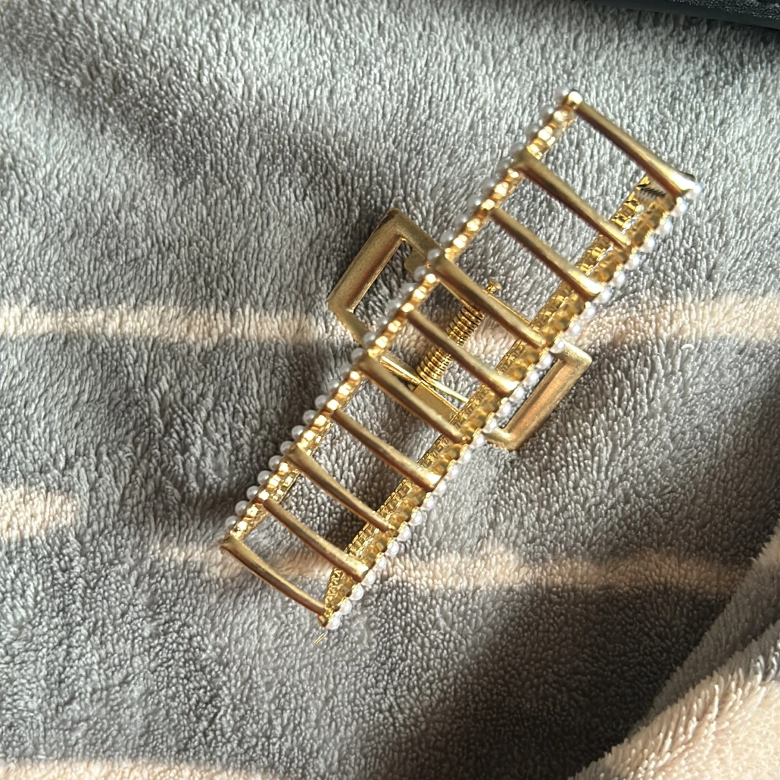 Guldig hårklämma med pärlor och strass - 3