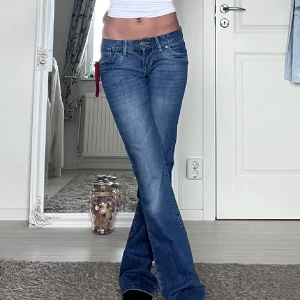 Lågmidjade jeans  - Midjemått:36cm rakt över, innerbenslängd: 80cm💗lånade bilder 