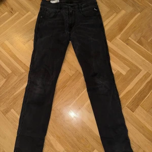 Replay Anbass slim fit jeans - Säljer nu dem här feta Replay anbass jeansen. Skick 9/10 då jag bara har testat dem en gång. Storlek W29 L32