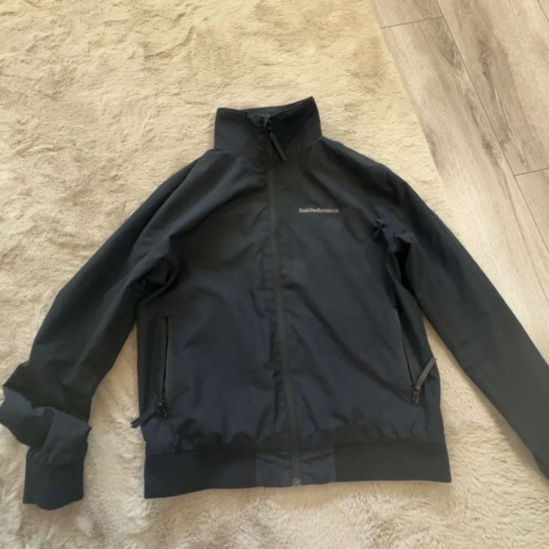 Svart vindjacka Peak Performance