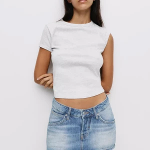 JAG SÖKER! Pull&bear skort denim - JAG SÖKER!!! PULL&BEAR kort byxkjol i denim  - Denim skort with a V-cut waist, five-pocket design, and zipper fly and top button fastening.