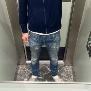 Blå replay jeans med slitningar - Ett par riktigt feta replay jeans med slitningar. Modellen är anbass och passformen är slim fit. Ett litet hål på bakre högerben, men det syns inte  när man har på sig dom! Se bild 5.
