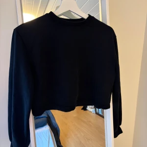 Svart croppad tröja - Svart croppad tröja från NA-KD.
