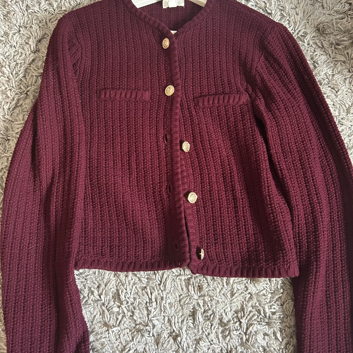 Vinröd stickad kofta från H&M XS