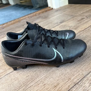 Nike Mercurial svarta fotbollsskor - Säljer ett par svarta Nike Mercurial fotbollsskor 