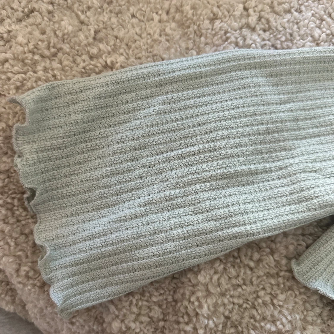 Ljusgrön ribbad topp från Gina Tricot - 3