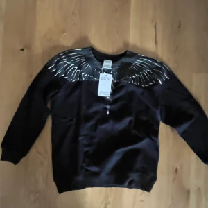 Marcelo burlon sweatshirt - Svart Marcelo burlon sweatshirt, stor för sin storlek 