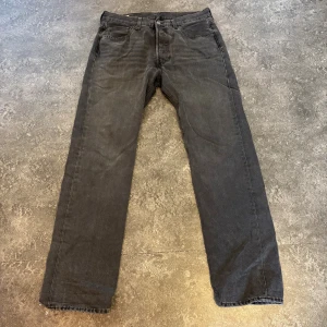 Levi's 501 grå jeans W32 L32 - Grå Levi's 501 jeans i storlek 32/32. Dem är lätt använda och har en snygg tvätt.