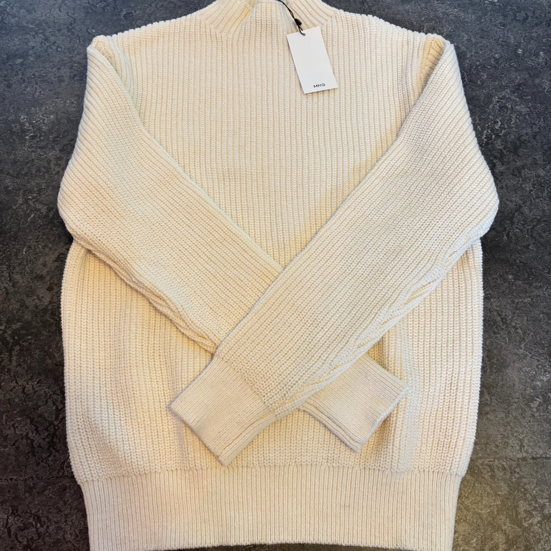 Vit stickad från Mango