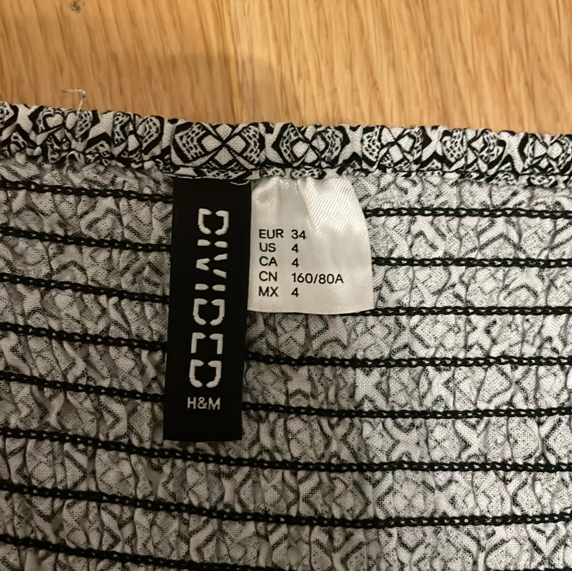 Svartvit kort sommarklänning med mönster - 4