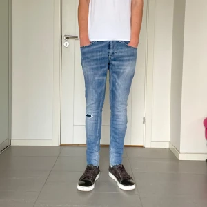 Dondup George Jeans  - Säljer nu dessa super feta dondup George Jeans med snygga slitningar i design, skriv för fler bilder/frågor🙌🏼
