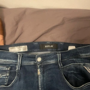 Replay Anbass Hyperflex jeans  - Passar inte mig längre och ej min stil sp välher att sälja. Använda men finns inga problem med jeansen. 
