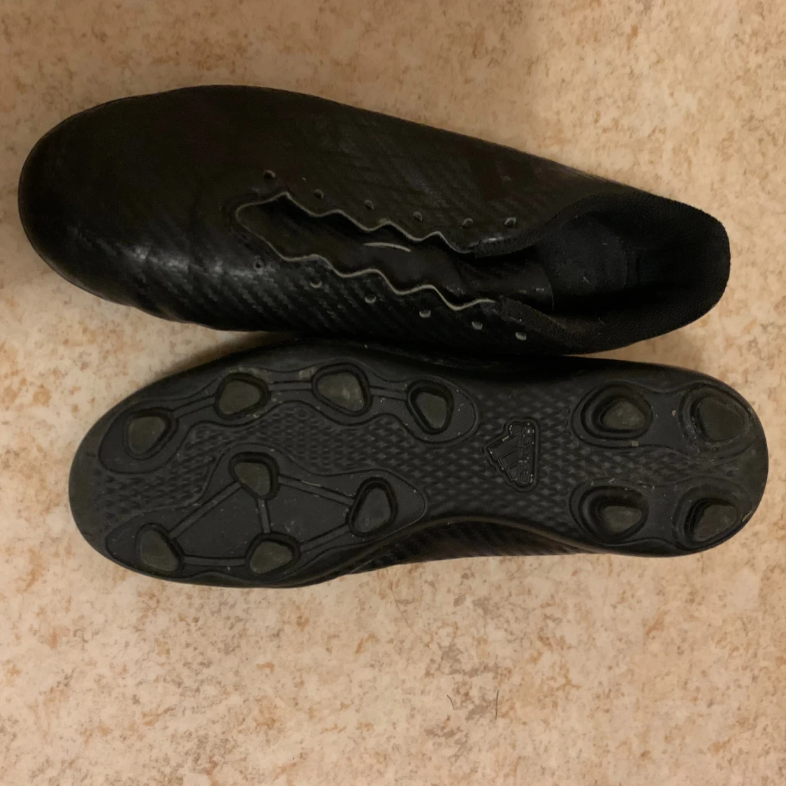 Svarta fotbollsskor från Adidas