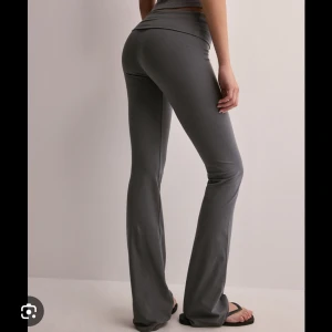 Grå bootcut yoga pants från Nelly (lågt pris vill bli av med de)  - Snygga grå bootcut byxor från Nelly, är i storlek M men skulle säga att de passar mer för S. 