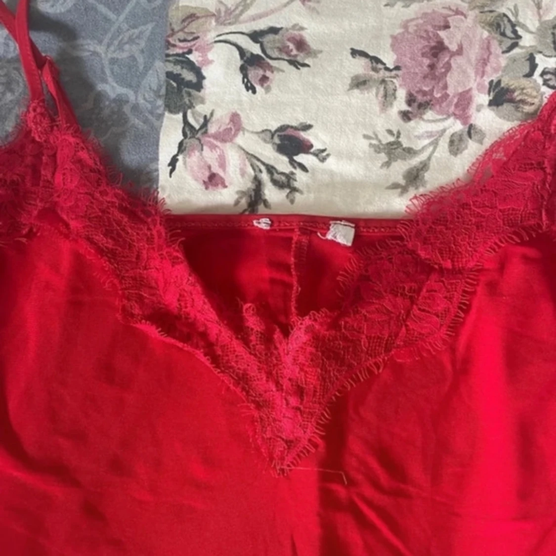 Röd linnetopp med spetsdetaljer - 1