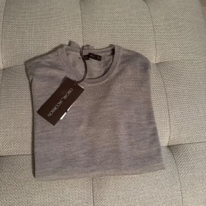 Grå/beige stickad tröja Oscar Jacobson - Helt oanvänd grå/beige stickad tröja från Oscar Jacobson i storlek S. Skick 10/10. Perfekt nu till hösten! Materialet är fin merino ull. Tröjan passar fint till lager på lager samt ett par jeans. Nypris 1399, mitt pris 800. Kan diskuteras vid snabb affär!