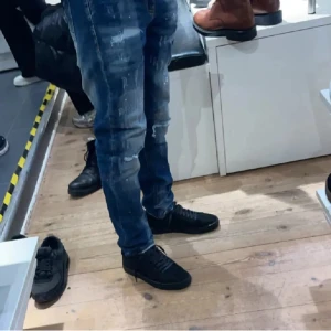 Jeans från supply and demand  - Säljer ett par blå  jeans från Supply & Demand med coola slitningar, hör av er vid minsta undring🙌🙌