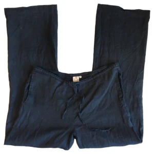 Vintage lowwaist/midwaist linnebyxor/ tygbyxor, Indiska  - Dem perfekta linnebyxorna, 100% Linne! (obs! finns en pytteliten fläck på baksidan av höger ben, annars i bra skick) Midjemått 91cm, Grenhöjd 26cm, Innerbenslängd 79cm, Benöppning 28,5cm