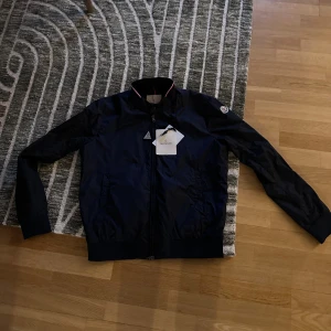 Mörkblå vindjacka från Moncler - Moncler reppe jacka i utmärkt skick, köpt för ungefär 1 år sen men ser fortfarande ny ut, alla og tags tillkommer!!✍️