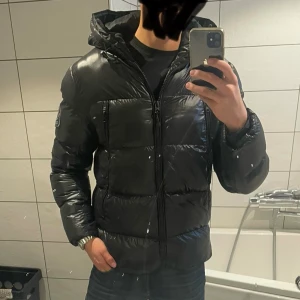 Puffer jacka - Säljer denna riktigt feta halvglansiga  Pufferjackan från Zavetti Canada. Storlek M/L. Inga skador eller märken riktigt bra skick som ny. Perfekt nu till vintern. Värmer bra. Sitter riktigt bra. Priset kan diskuteras något. Jag är 185 på bilden. 