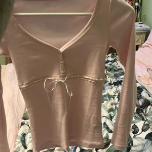 Hollister henley topp - Säljer en henley topp ifrån Hollister! Den är helt ny och aldrig använt💞💞