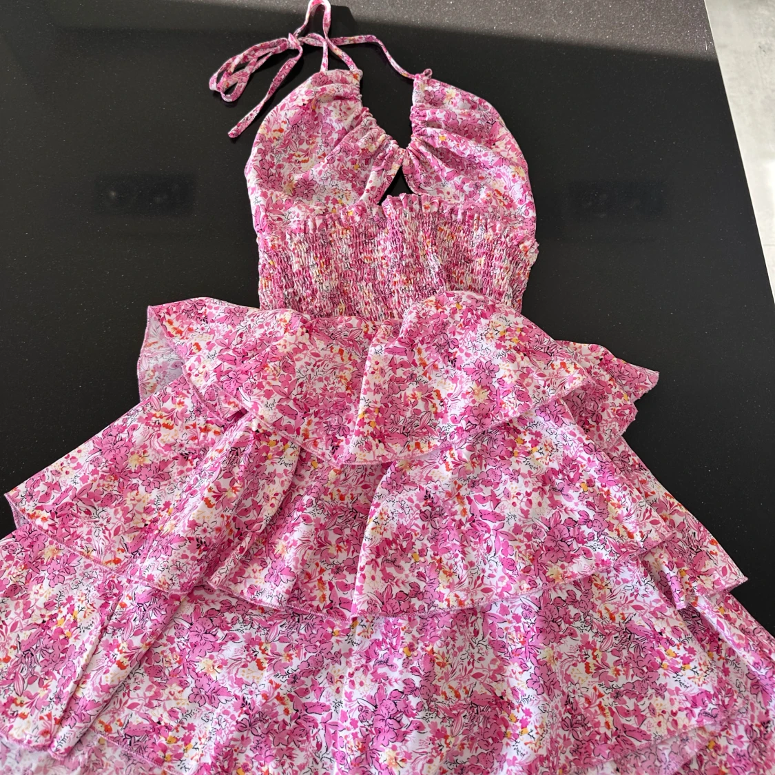 Rosa blommig halterneck volangklänning  - 1