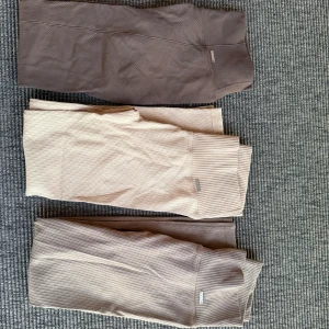 Ribbade leggings Aim'n - Tre par leggings från Aim'n i olika beige och bruna nyanser. Alla är i storlek M. Nypris 599kr styck. 150 kr styck eller alla för 300.