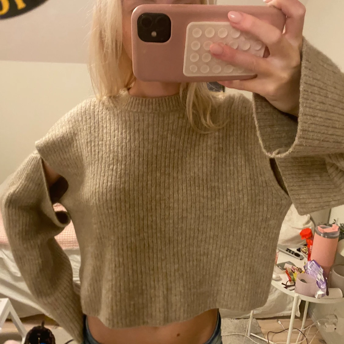 Beige stickad tröja med cutouts 