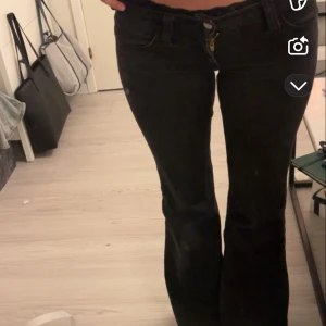 Weekday, cheap monday jeans  - Populära cheap måndag jeans 💞 storlek 28/32. Köpta här på plick men de var fel storlek så säljer vidare dem❣️har defekter (sista bilden) annars fint skick! Syns inte när man har på sig jeansen 💞💞ge prisförslag (slutsålda)
