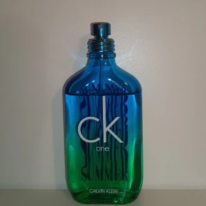 CK One Summer 100ml - Fräsch och färgstark unisexdoft från Calvin Klein. Flaskan innehåller 100 ml, men har används 3 gånger ungefär. Priset kan diskuteras 💕