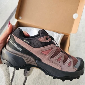 Salomon X Ultra 360 Gore-Tex sneakers 38  - Säljer ett par Salomon X Ultra 360 sneakers i svart och mörkrosa med robust sula och snabbsnörning. Skorna har Gore-Tex-membran, meshpaneler och detaljer i mocka och syntet. Perfekta för äventyr och outdoor med grymt grepp och snygg design. Strl. 38 2/3. Ord.pris. 1700kr, helt nya