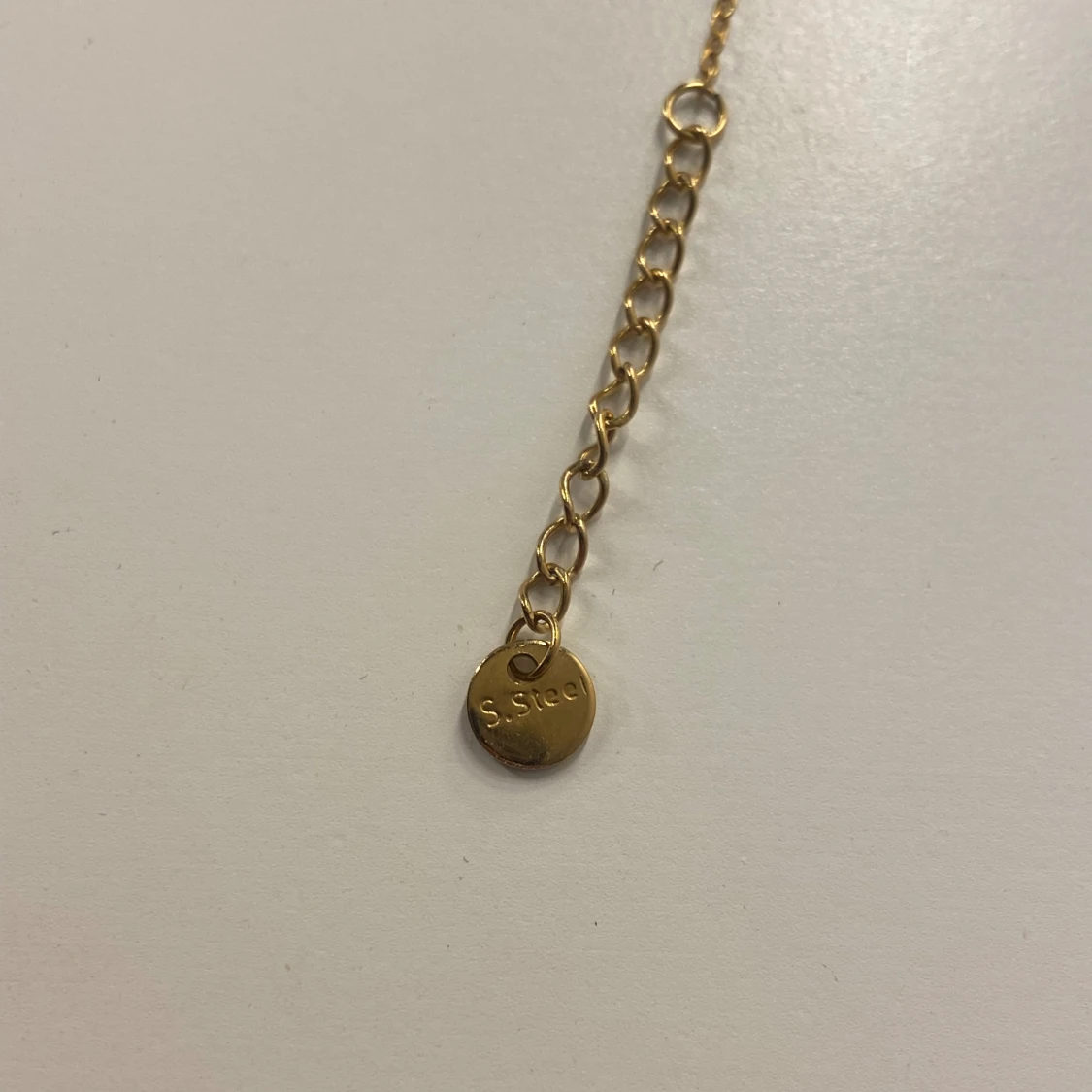 Guldfärgat armband med rosa klöver - 3