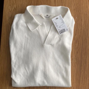 Vit Stickad pikétröja från H&M, strl 170 - Säljer en sprillans ny vit stickad pikétröja från H&M i strl 170, den är i helt nytt skick 10/10 samt pris lappen sitter kvar. Pris kan diskuteras samt hojta till vid övriga funderingar 👍