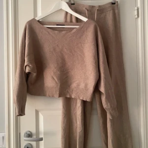 Even&Odd set - Super fint set. Tröjan går att ha offshoulder på ena axeln om man vill det. Modellen på byxorna är högmidjade och lite kortare i benen.