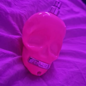 Police parfym i dödskalleflaska💗 - Sticker ut med sin unika dödskalleflaska i neonrosa. Perfekt för dig som vill ha en parfym med attityd och cool design. Märket Police syns tydligt på flaskan.💗
