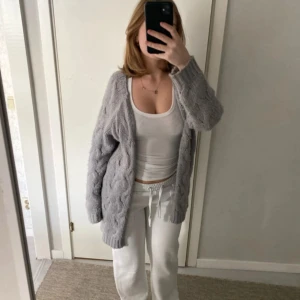 Kabelstickad kofta - Från Bikbok storlek xs. Använd men väl omhändertagen.