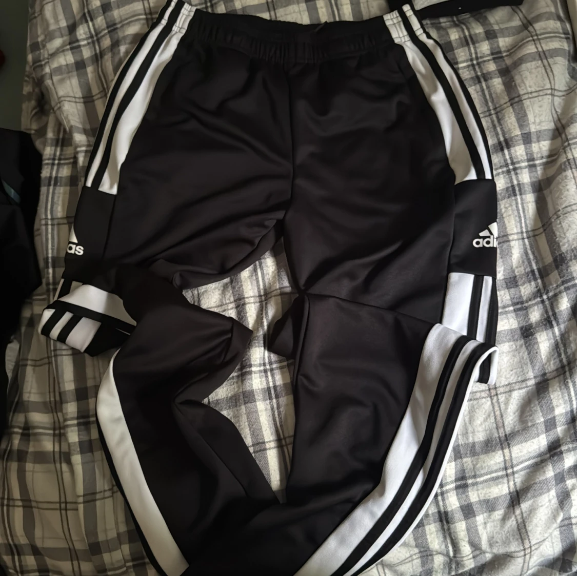 Svarta Adidas träningsbyxor med ränder