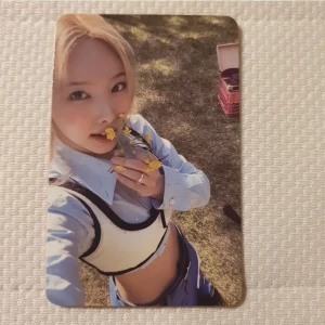 OFFICIEL KPOP Twice Nayeon Between 1 & 2 photocard - Unik photocard från TWICEs 11:e mini album 'Between 1&2' med Nayeon. Perfekt för fans som vill samla på exklusiva K-pop minnen! Snygg design och signatur på baksidan gör den till ett måste för samlingen.