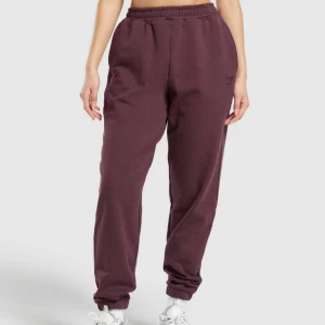 Gymshark mjukis🦈 - Röda gymshark mjukisbyxor! Använda fåtal gånger, snöret är lite trådiga men de syns inte då de är inne i byxan❣️