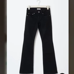 Svarta bootcut jeansbyxor - Snygga svarta jeansbyxor med bootcut-snitt och klassisk femficksdesign. Byxorna har en stilren look och är perfekta för dig som gillar en tidlös och trendig stil. Passar till allt och är lätta att matcha med olika outfits. Jeansen har fickor där back som man kan knäppa. Pris kan diskuteras 