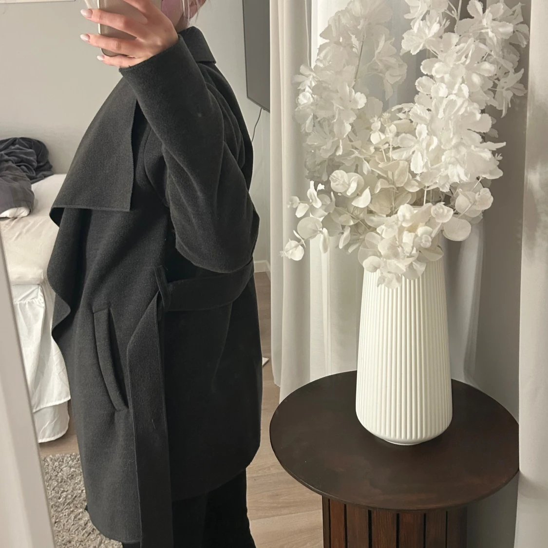 Svart omlottkappa med band - 2