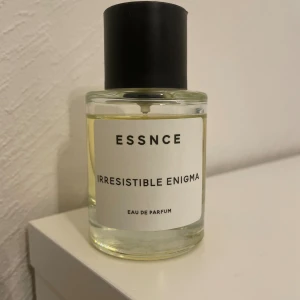 Essnce Irresistible Enigma Parfym - ESSNCE Irresistible Enigma parfym.