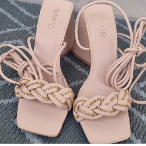 Beiga sandaler med flätad detalj Queen Vivi - .