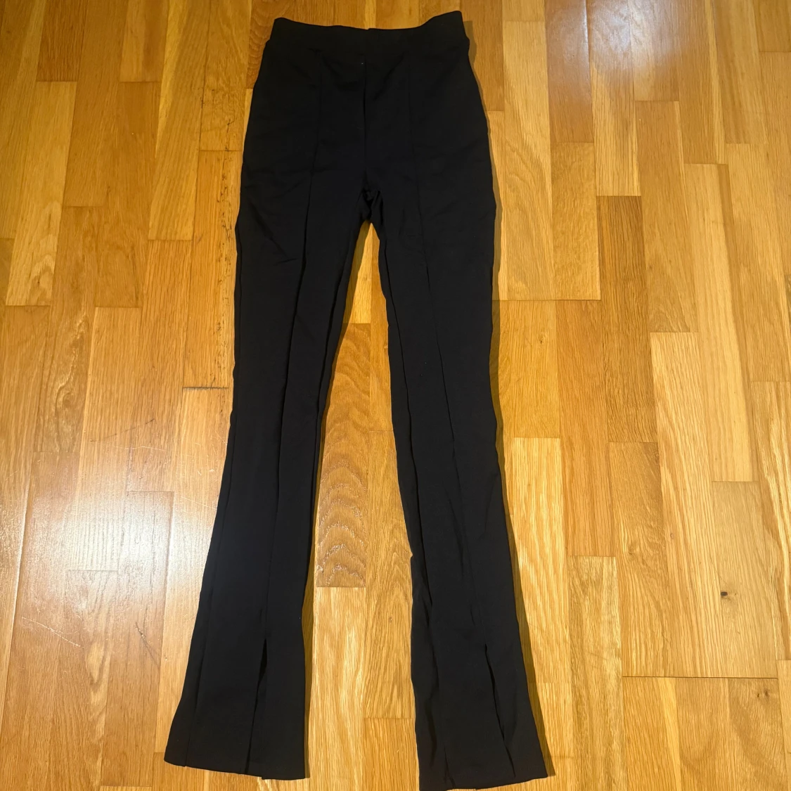 Svarta bootcut byxor från BikBok XS