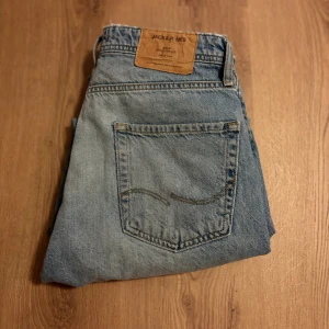 Jack & Jones Jeans - Ljusblåa Jeans från Jack&Jones. Skick 9/10 - Storlek 31/30 - Modellen är 185 och jeansen sitter 2-3cm kort. Hör av dig vid frågor✌🏻