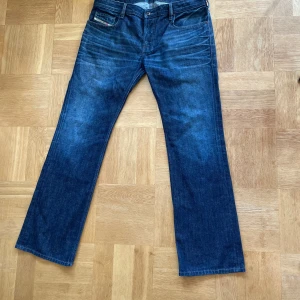 Diesel Jeans - Snygga jeans från märket Diesel. Dem är bootcut. Sitter hyfsat lågmidjat och därav säljer jag då det inte är min stil. Skick 9/10☺️W33 L32. Skicka gärna om du har funderingar! 🤩