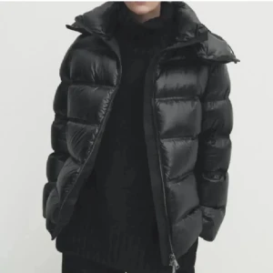 Svart Massimo Dutti jacka - Jag säljer en Massimo Dutti svart dunjacka med  luva. Perfekt för kalla vinterdagar. Jackan har en justerbar dragkedja framtill. Den är i mycket bra skick och har inga defekter. Den är i storlek M och passar mig bra på 168cm. M är en bra storlek eftersom den passar en hoodie.🩷